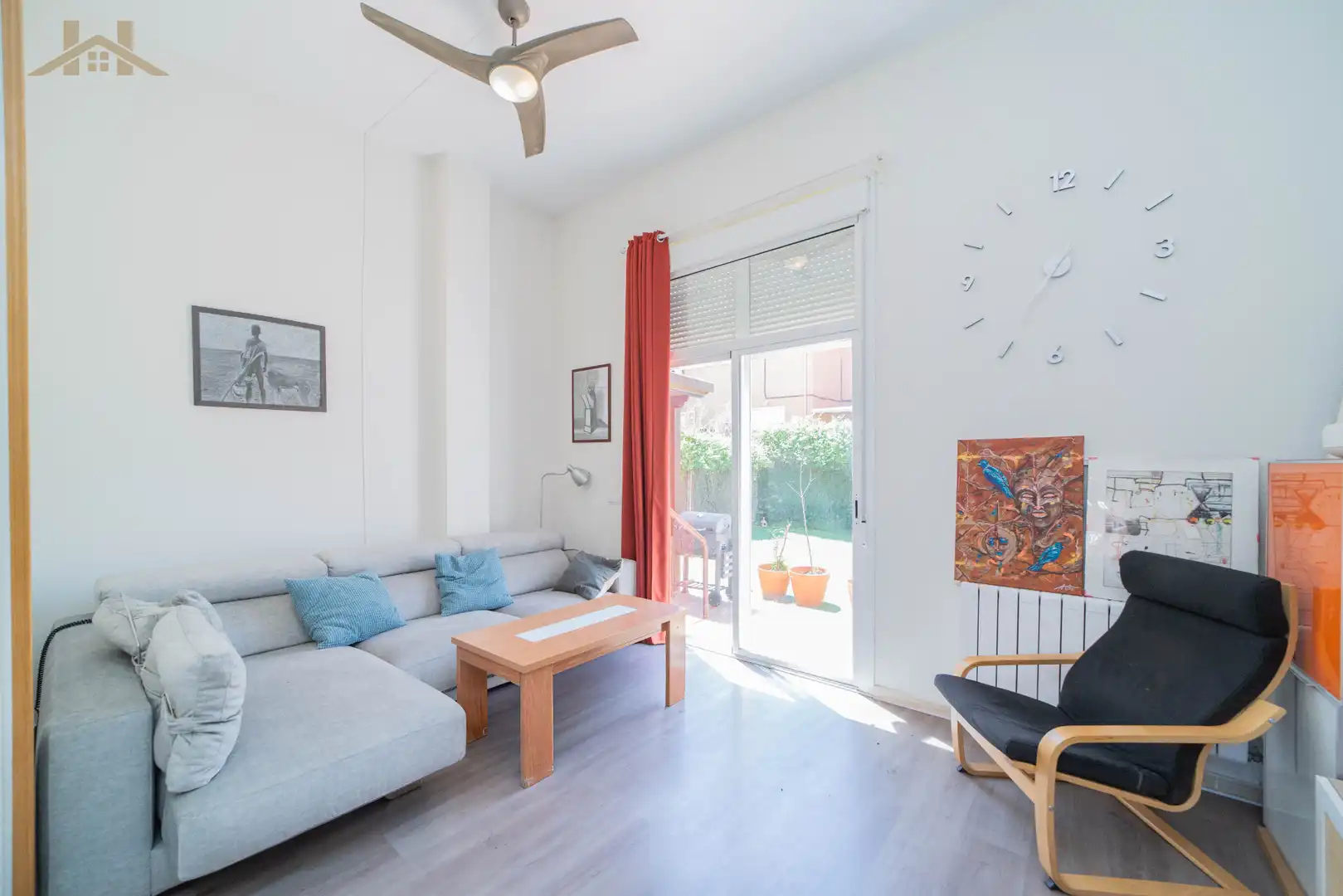 Wohnzimmer von Einfamilien-Reihenhaus zum Verkauf in Boadilla del Monte mit Heizung, Privatgarten und Mikrowelle