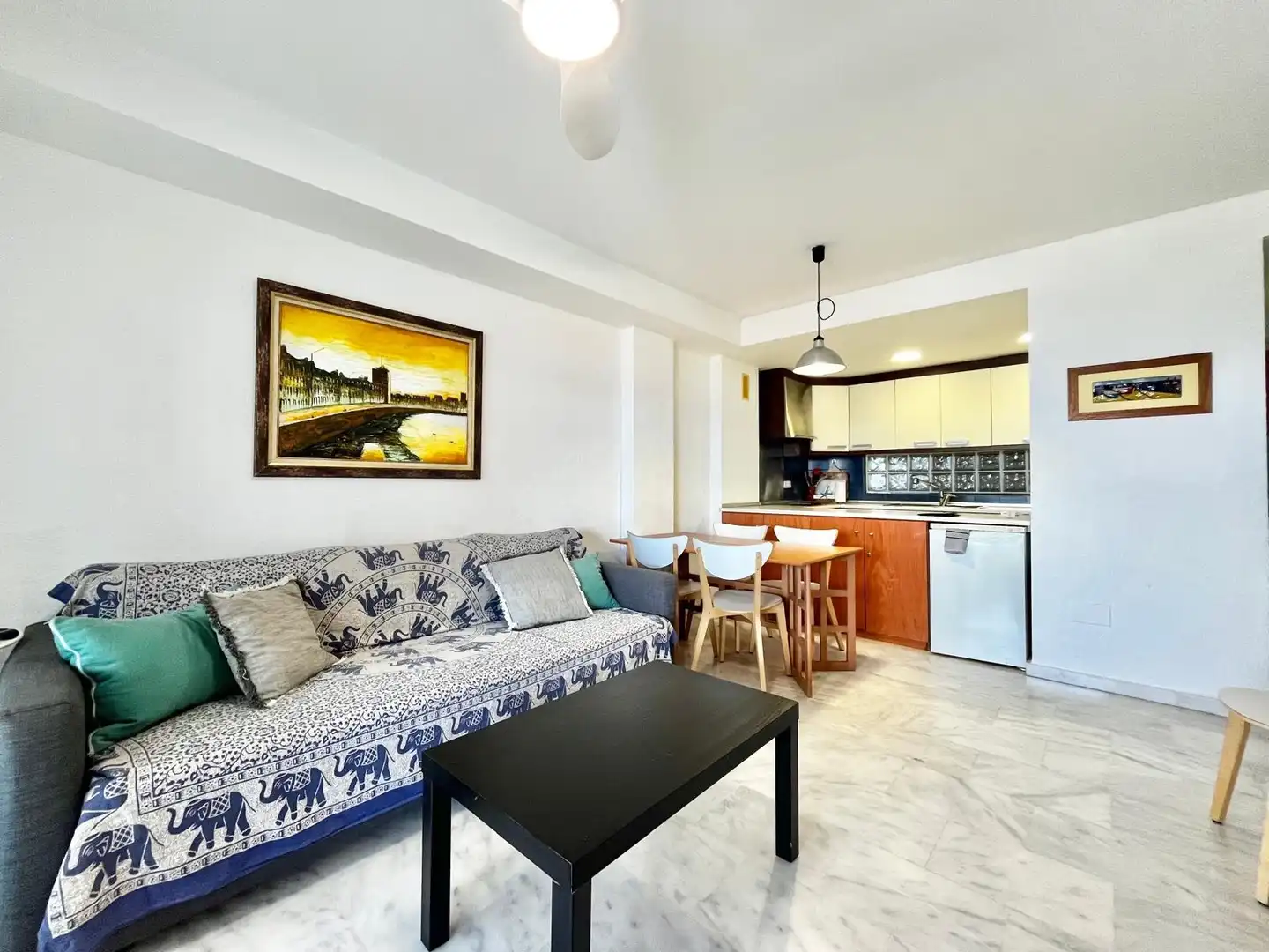 Sala d'estar de Apartament de lloguer en La Manga del Mar Menor amb Aire condicionat, Calefacció i Piscina