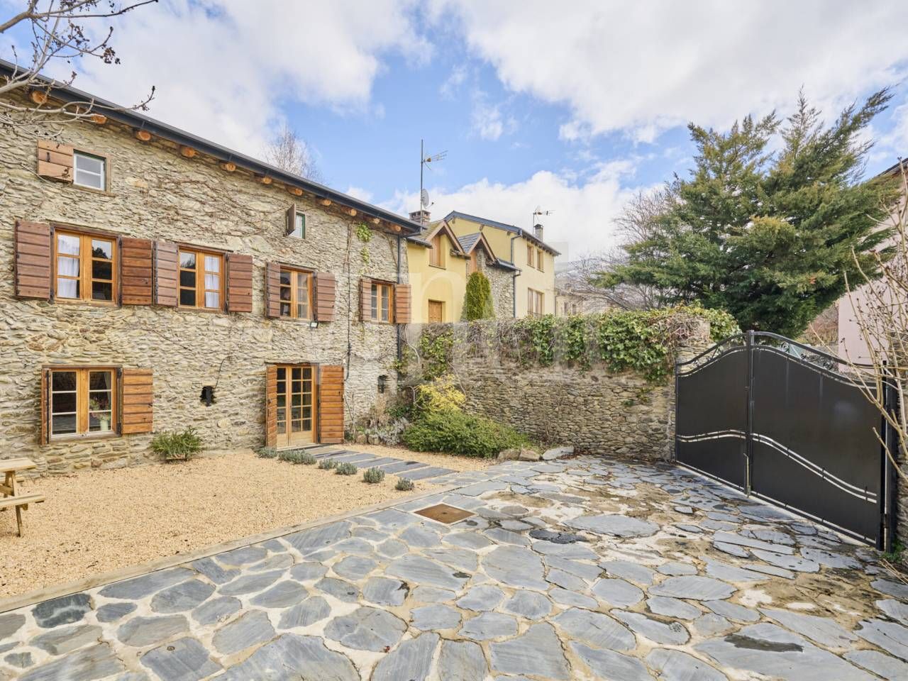 Vista exterior de Casa o xalet en venda en Err amb Calefacció i Parquet