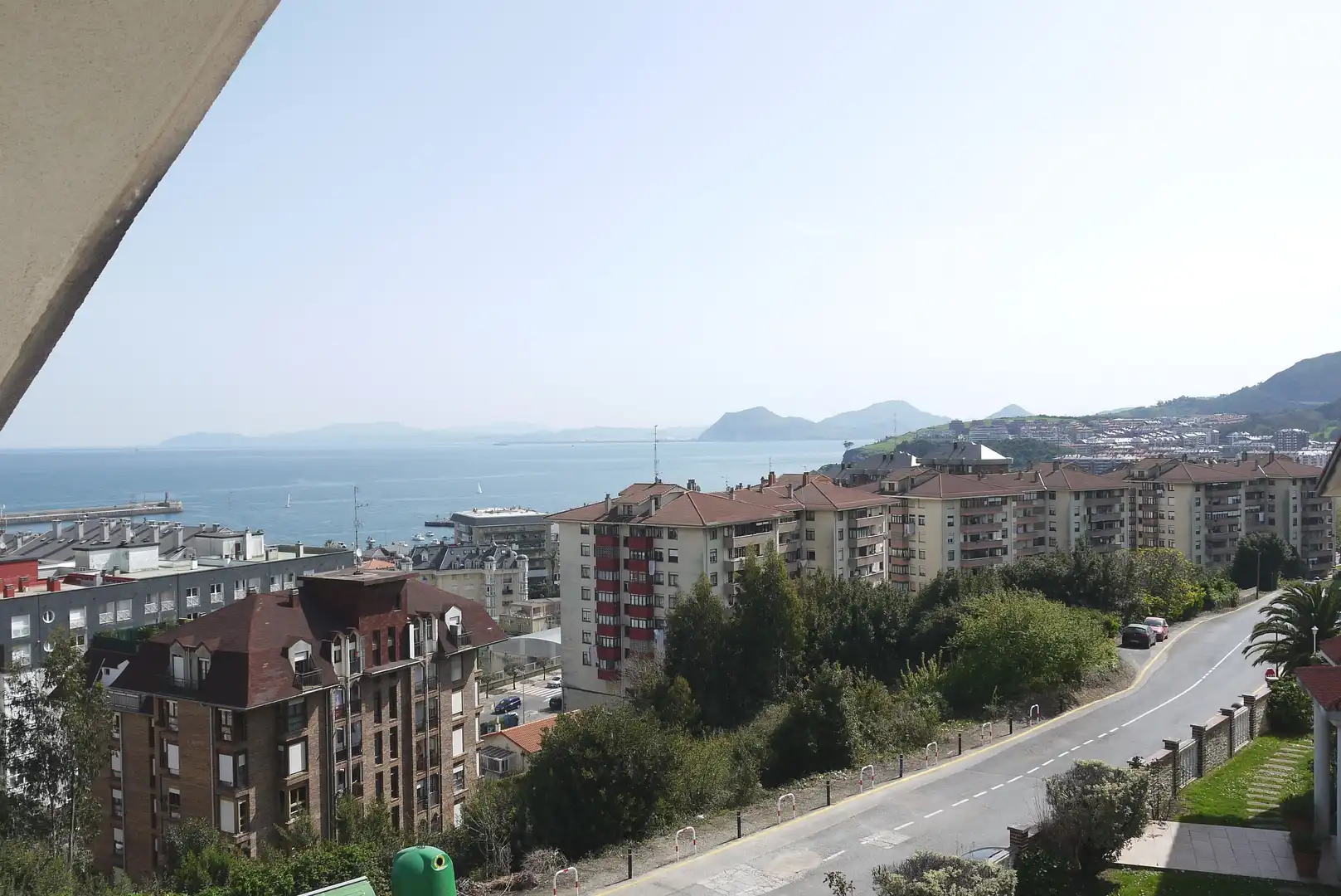 Außenansicht von Einfamilien-Reihenhaus zum Verkauf in Castro-Urdiales mit Heizung, Terrasse und Abstellraum