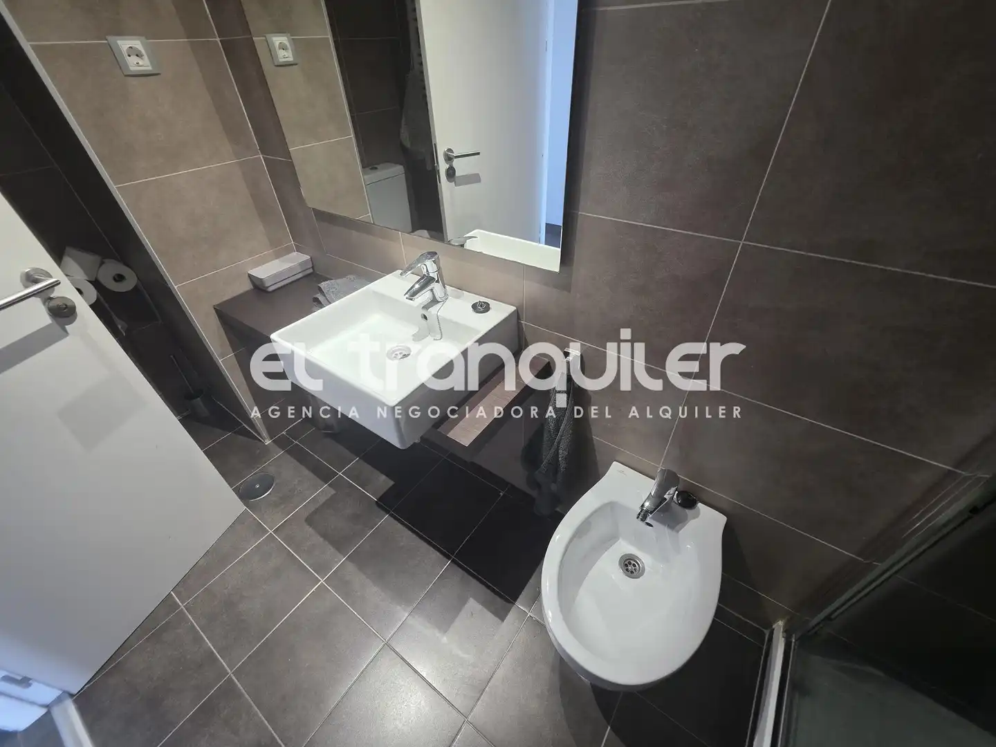 Bathroom of Study for rent in Madrid  with Air Conditioner, Parquet flooring and Swimming Pool