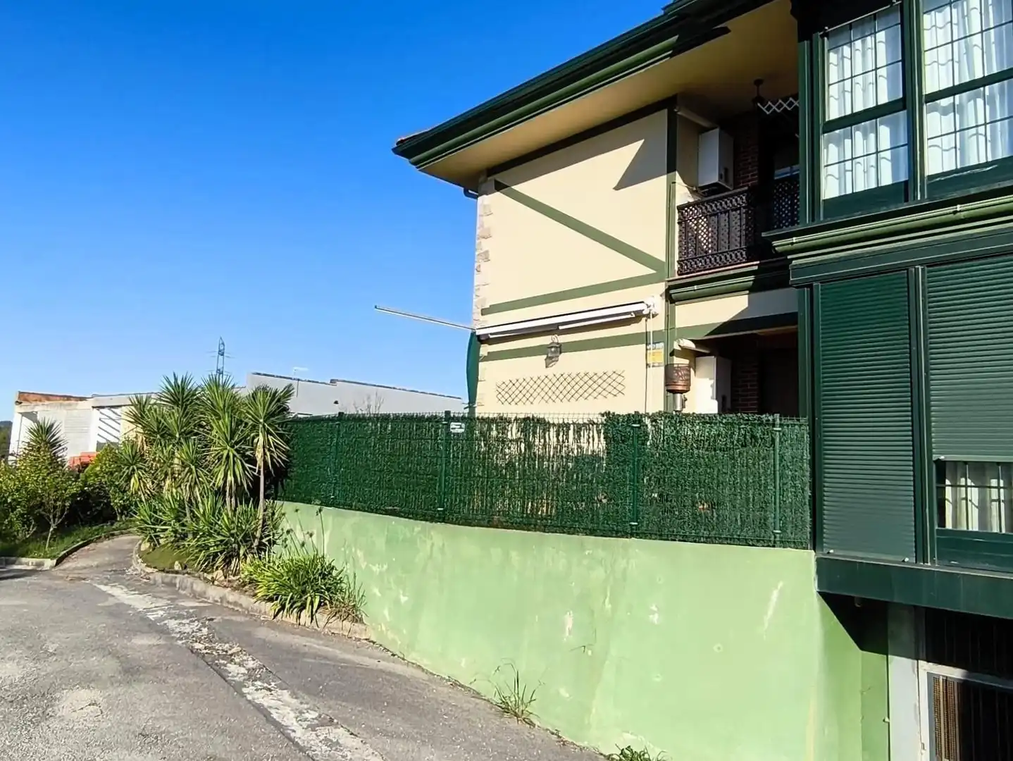 Vista exterior de Planta baja en venta en Penagos, Cantabria
