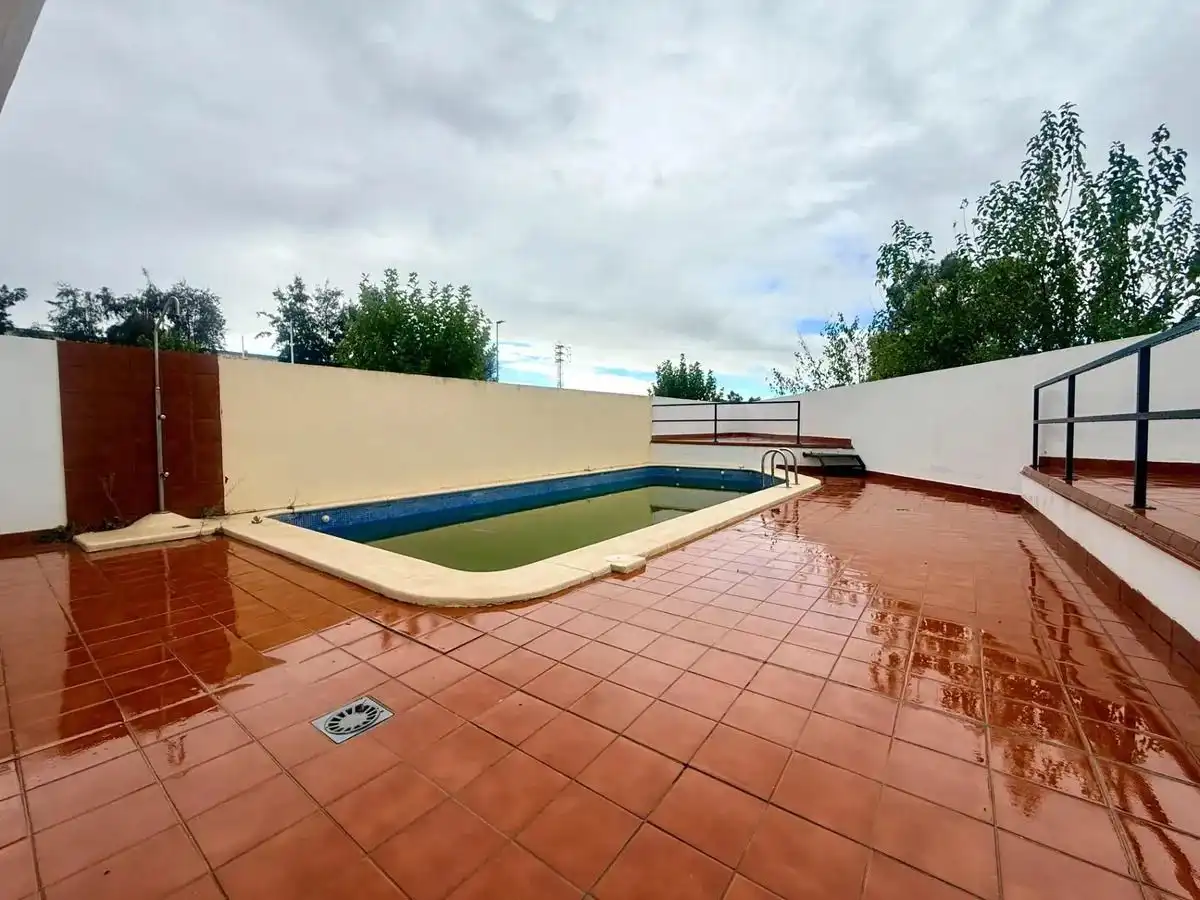 Pis amb piscina en venda a Carretera guillena 6