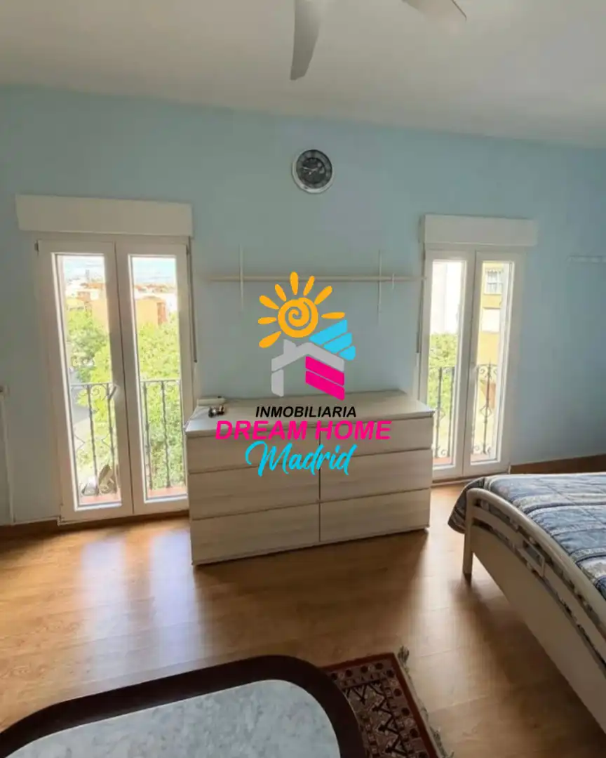 Vista exterior de Piso en venta en Madrid con Balcón