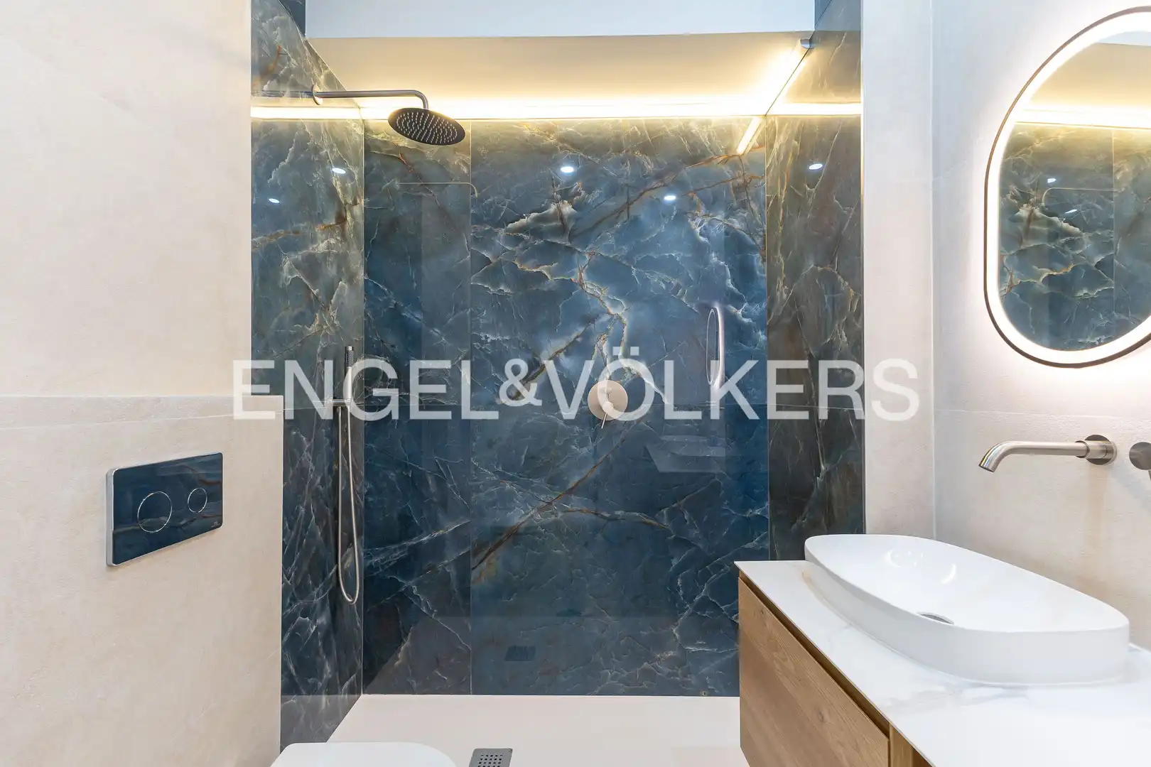 Badezimmer von Wohnung zum Verkauf in Madrid mit Klimaanlage, Heizung und Balkon