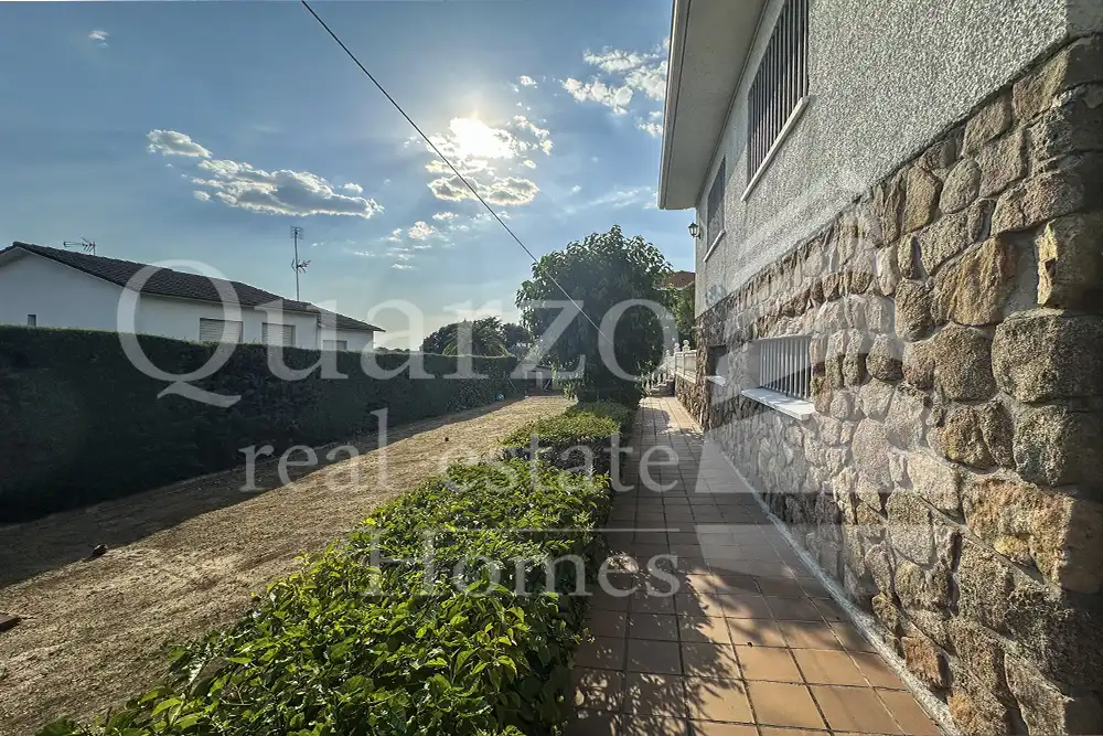 Exterior view of Houses for sale in Villaviciosa de Odón  with Air Conditioner, Heating and Private garden