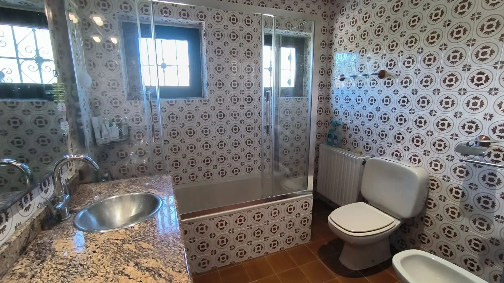 Bathroom of Houses for sale in El Castell de Guadalest  with Air Conditioner, Heating and Terrace