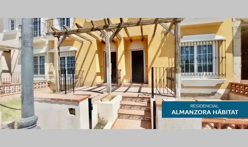 Vista exterior de Casa adosada en venta en Cuevas del Almanzora con Terraza y Piscina comunitaria