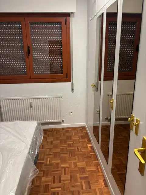 Schlafzimmer von Wohnungen zur Miete in  Pamplona / Iruña mit Heizung, Parkett und Terrasse