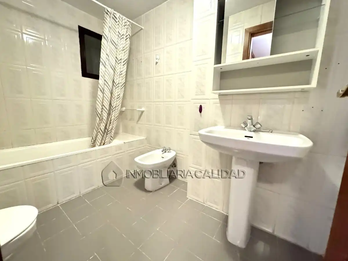 Baño de Piso de alquiler en Burgos con Calefacción, Trastero y Amueblado