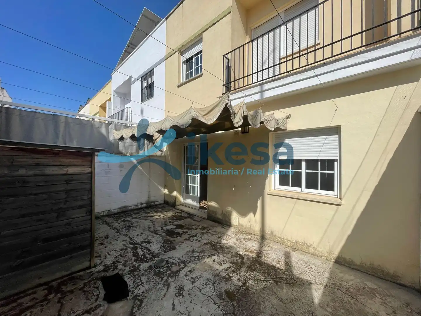 Vista exterior de Casa adosada en venda en Gerena amb Jardí privat