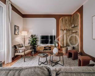 Sala d'estar de Apartament de lloguer en  Madrid Capital amb Aire condicionat i Balcó