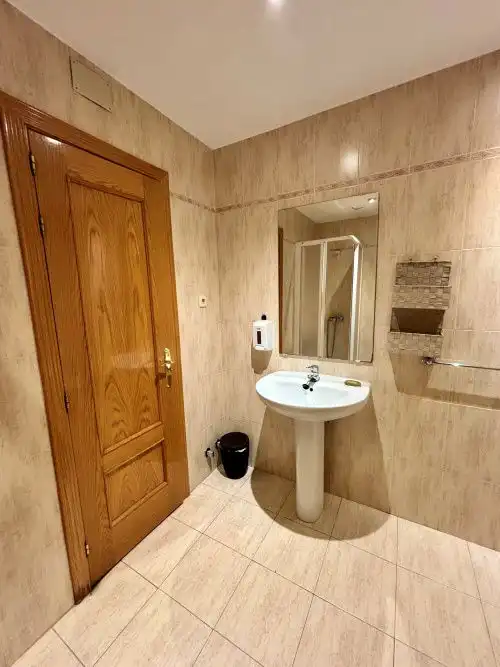 Bathroom of Flat for rent in Madrid  with Air Conditioner, Heating and Parquet flooring