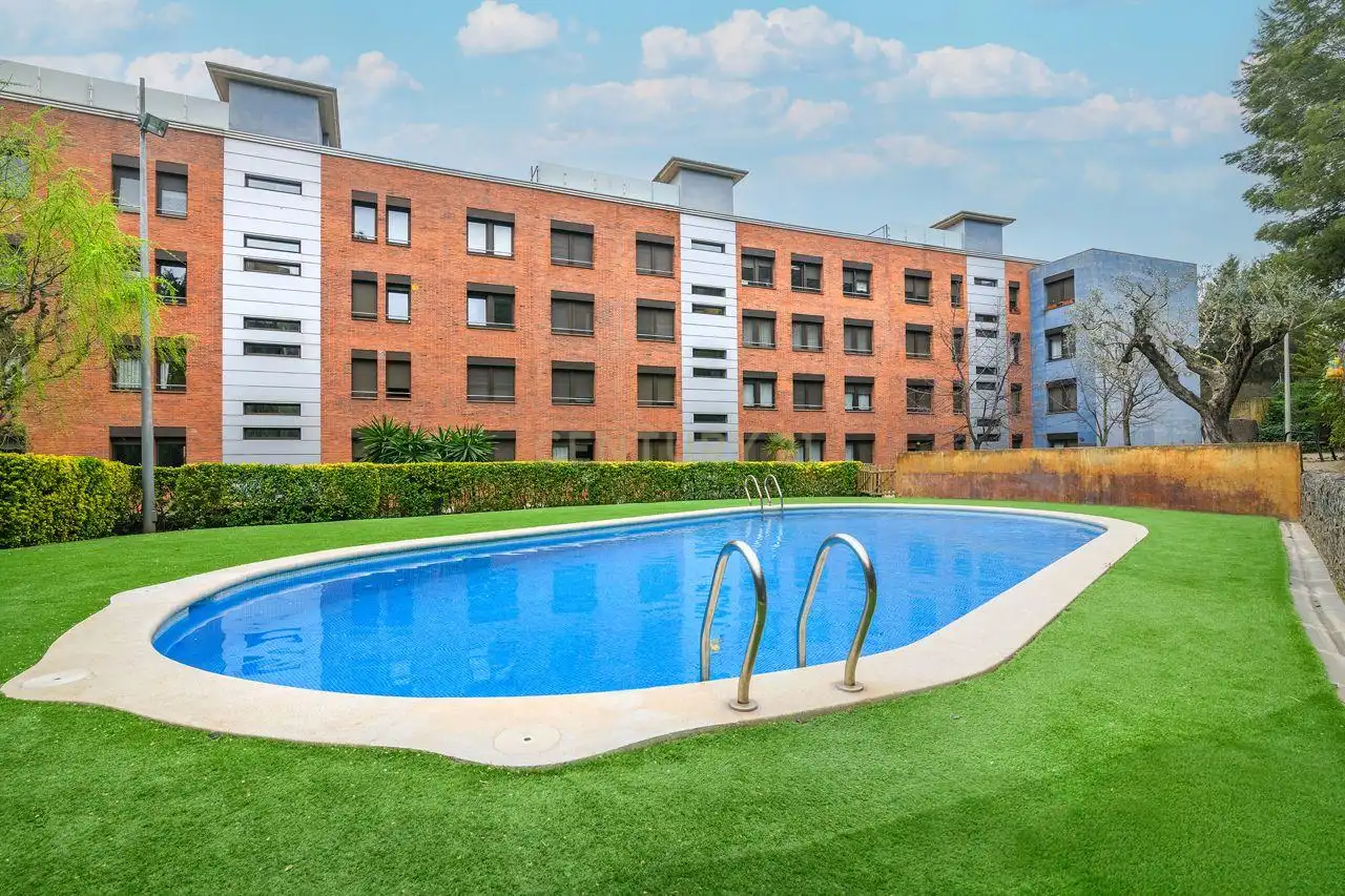Piscina de Apartamento en venta en Molins de Rei con Aire acondicionado, Trastero y Balcón