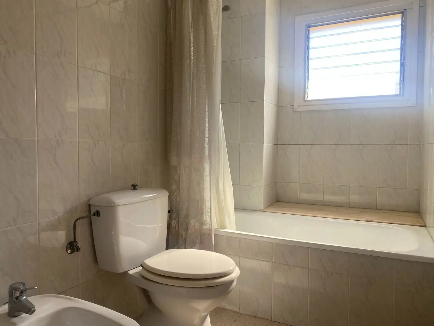 Baño de Casa adosada en venta en Girona con Calefacción, Jardín privado y Terraza
