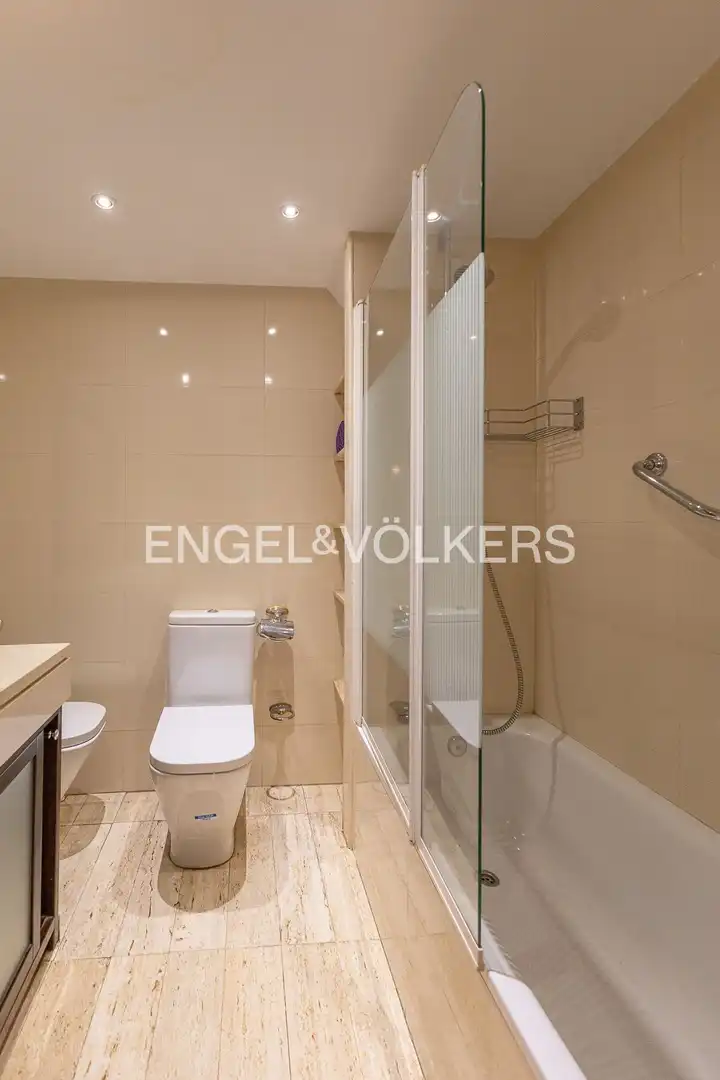 Badezimmer von Wohnung zur Miete in Madrid mit Klimaanlage, Heizung und Parkett