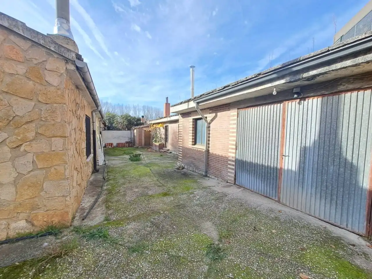 Casa adosada en venda en Burgos amb Calefacció i Jardí privat