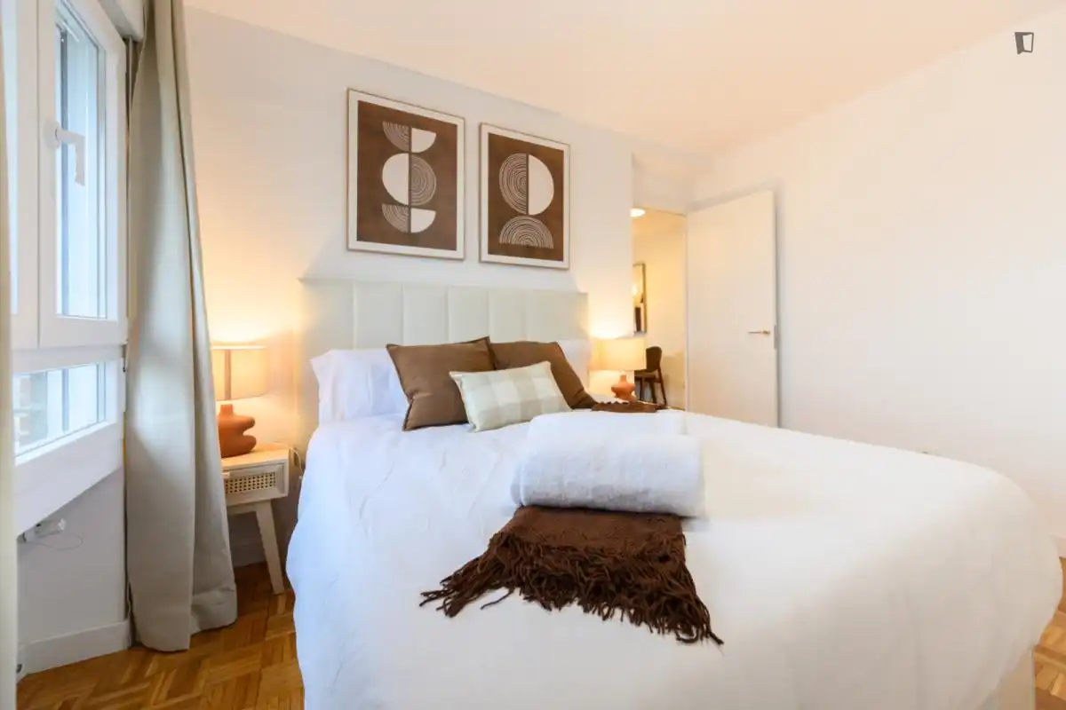 Schlafzimmer von Wohnungen zur Miete in Madrid mit Klimaanlage, Heizung und Möbliert