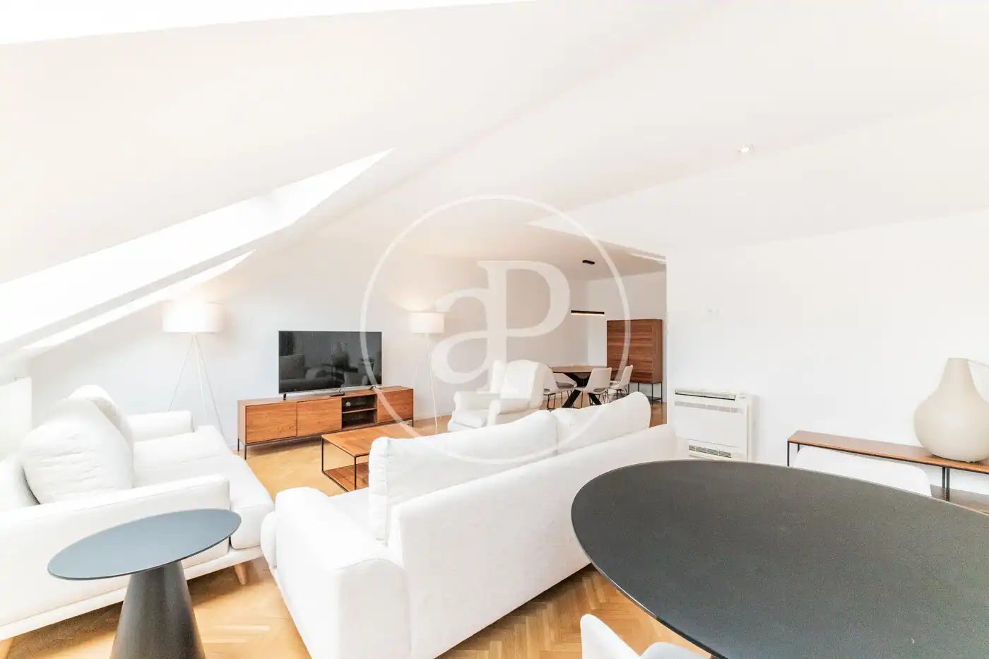 Sala d'estar de Àtic de lloguer en Madrid amb Aire condicionat, Calefacció i Moblat