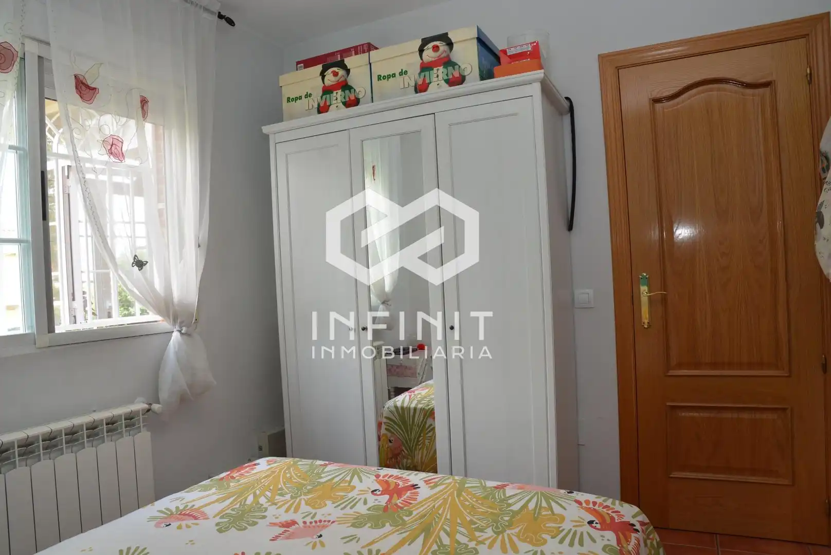 Dormitori de Casa adosada en venda en Torrejón del Rey amb Calefacció, Jardí privat i Terrassa