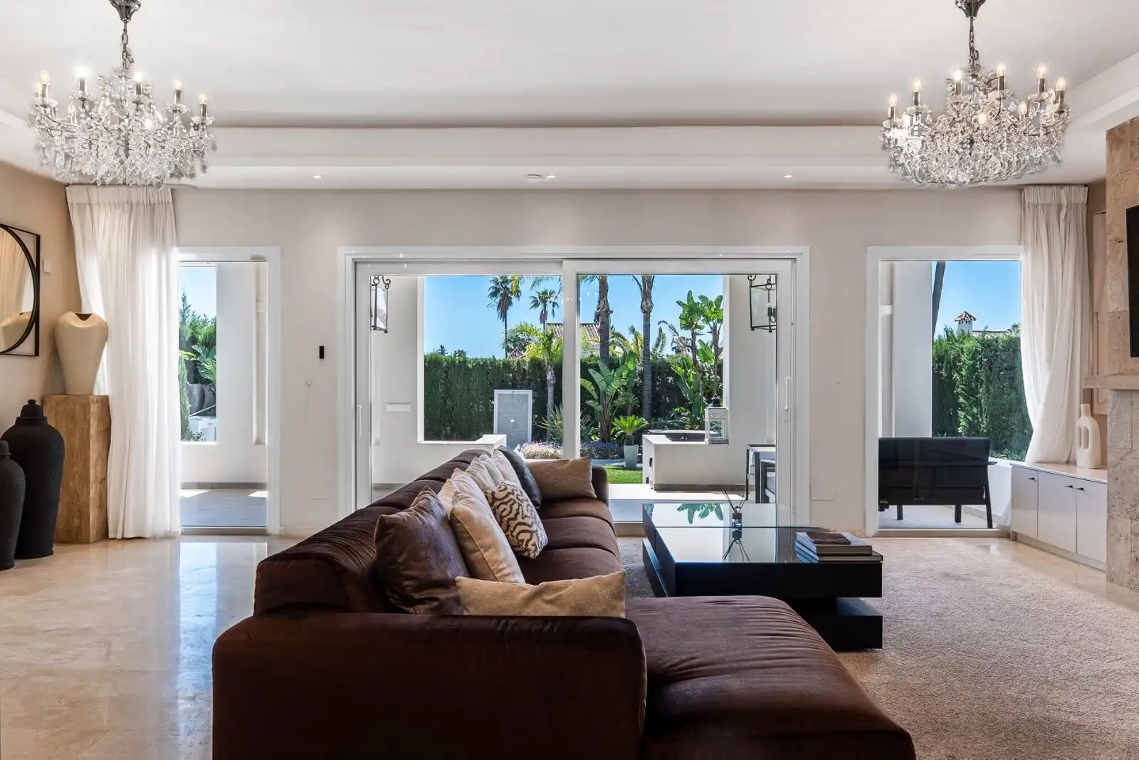 Sala d'estar de Casa o xalet en venda en Marbella amb Aire condicionat, Jardí privat i Terrassa