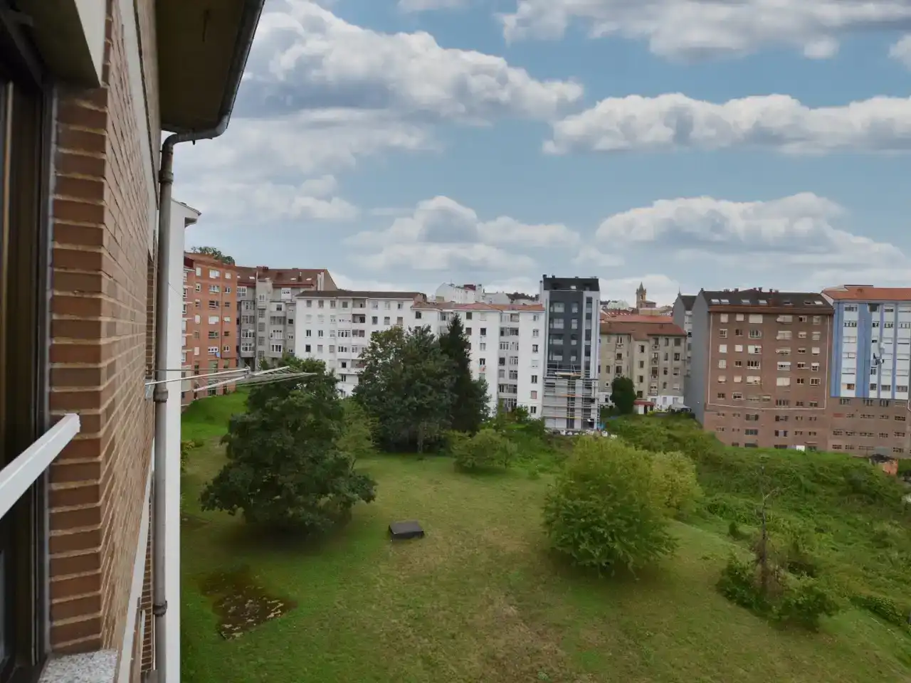 Vista exterior de Àtic en venda en Oviedo  amb Parquet, Traster i Moblat