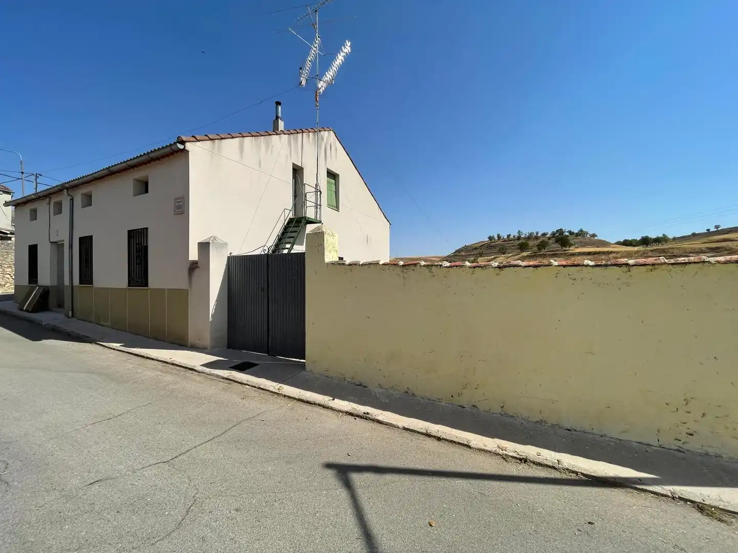Exterior view of Country homes for sale in Cobos de Fuentidueña  with Heating, Storage room and Furnished