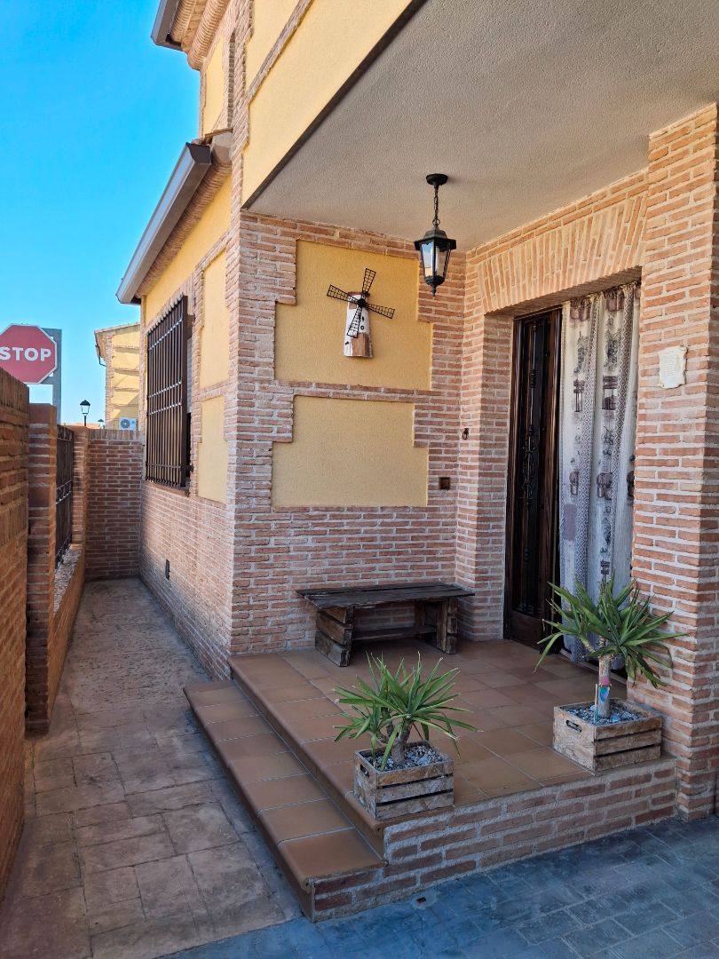 Vista exterior de Casa o xalet en venda en La Puebla de Almoradiel amb Aire condicionat, Calefacció i Forn
