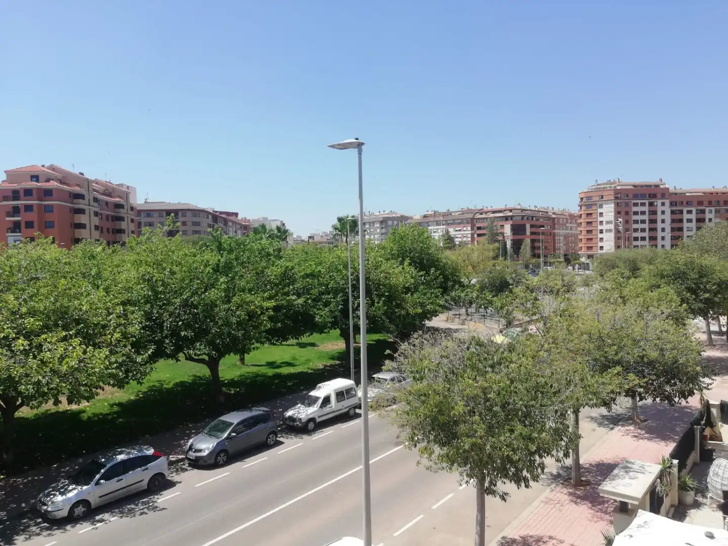 Vista exterior de Casa adosada en venda en Castellón de la Plana / Castelló de la Plana amb Aire condicionat, Terrassa i Balcó