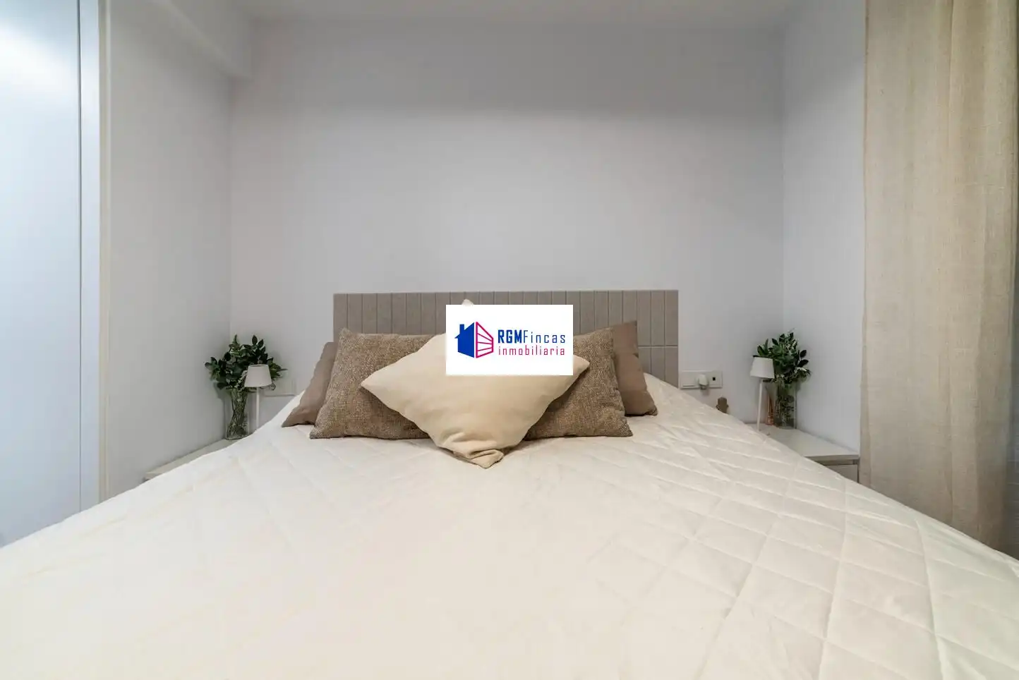 Habitación de Piso en venta en Sevilla con Aire acondicionado, Calefacción y Jardín privado