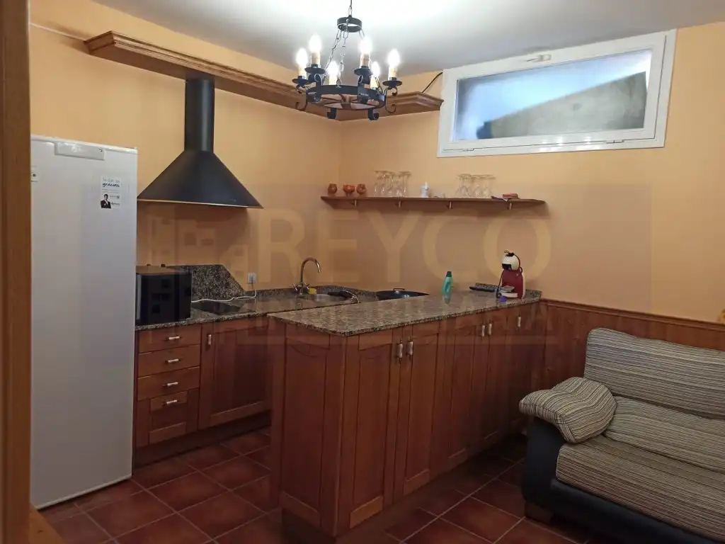 Küche von Einfamilien-Reihenhaus zum Verkauf in Alesanco mit Privatgarten und Möbliert