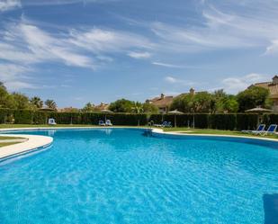 Piscina de Casa adosada en venda en La Alcaidesa amb Jardí privat, Terrassa i Piscina comunitària