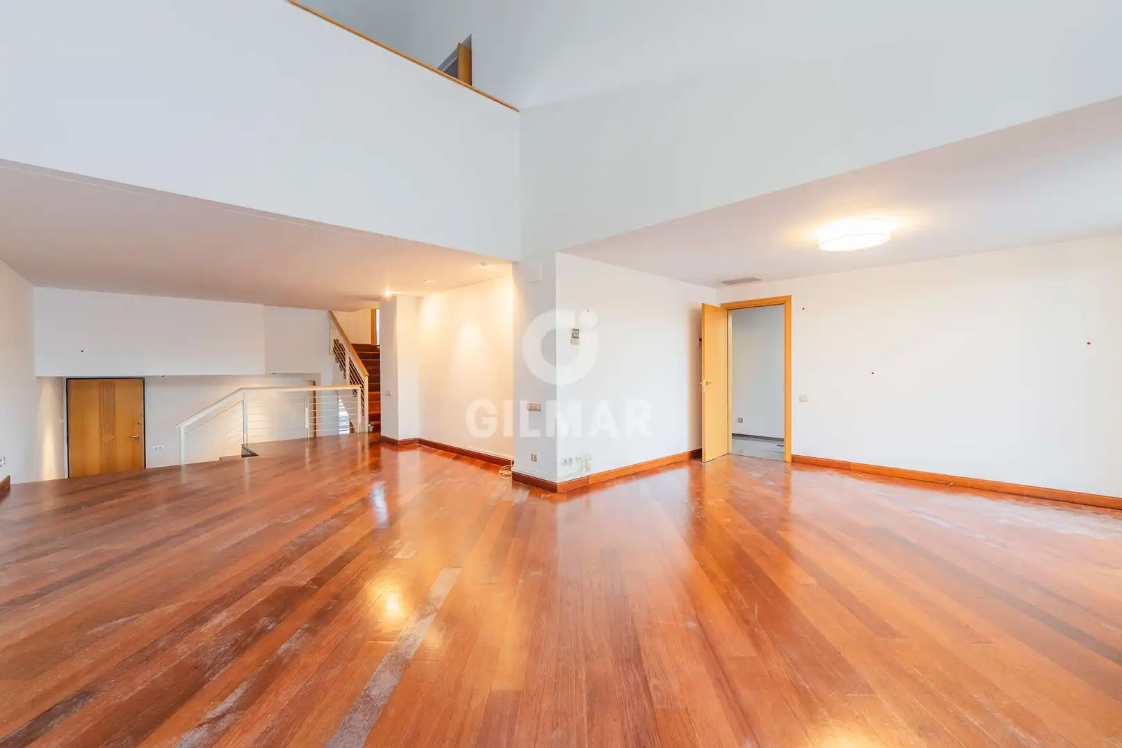 Sala d'estar de Casa adosada en venda en Pozuelo de Alarcón amb Calefacció, Jardí privat i Piscina