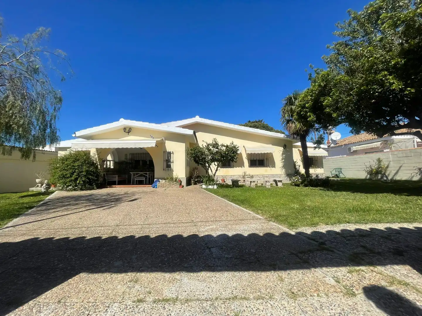 Vista exterior de Casa o xalet en venda en Chiclana de la Frontera amb Jardí privat, Piscina i Moblat