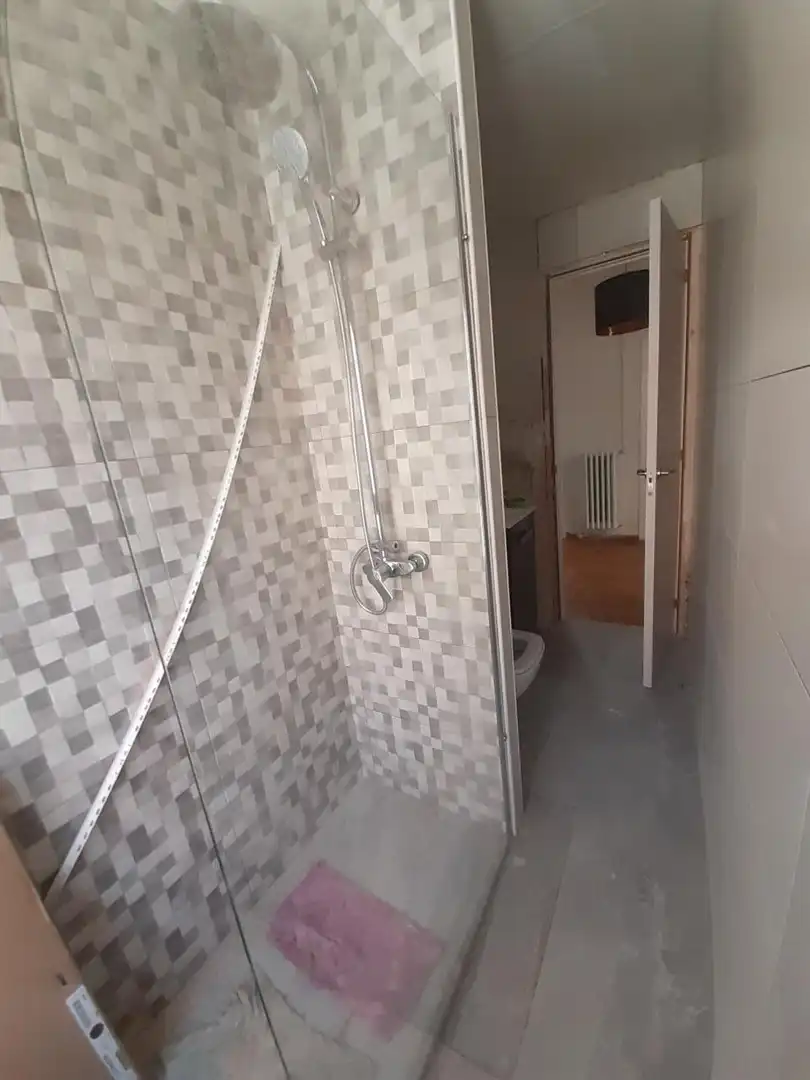 Baño de Piso para compartir en Teruel con Calefacción, Parquet y Amueblado