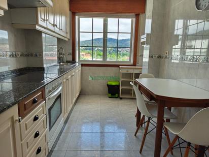 Cuina de Pis en venda en Cangas  amb Calefacció, Parquet i Traster