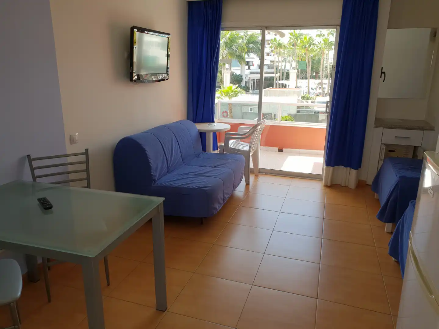 Sala d'estar de Estudi en venda en San Bartolomé de Tirajana amb Balcó i Piscina comunitària