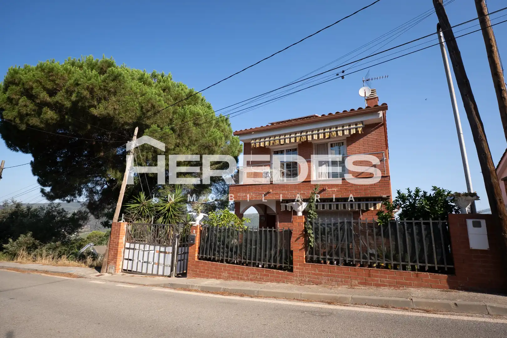 Vista exterior de Casa o chalet en venta en Torrelles de Llobregat con Calefacción, Jardín privado y Terraza