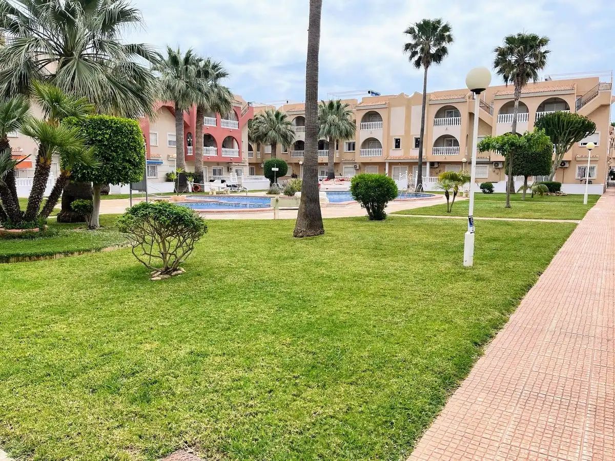 Vista exterior de Apartamento en venta en Los Alcázares con Aire acondicionado, Terraza y Piscina comunitaria