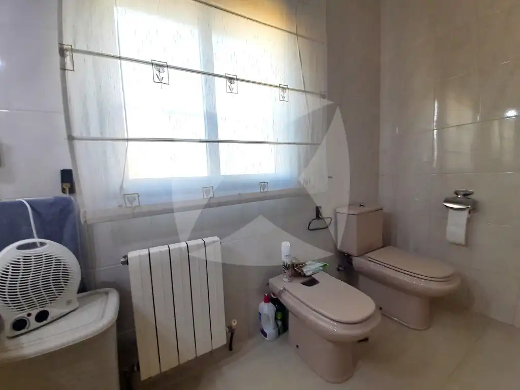 Bany de Casa o xalet en venda en Badajoz amb Aire condicionat, Jardí privat i Traster