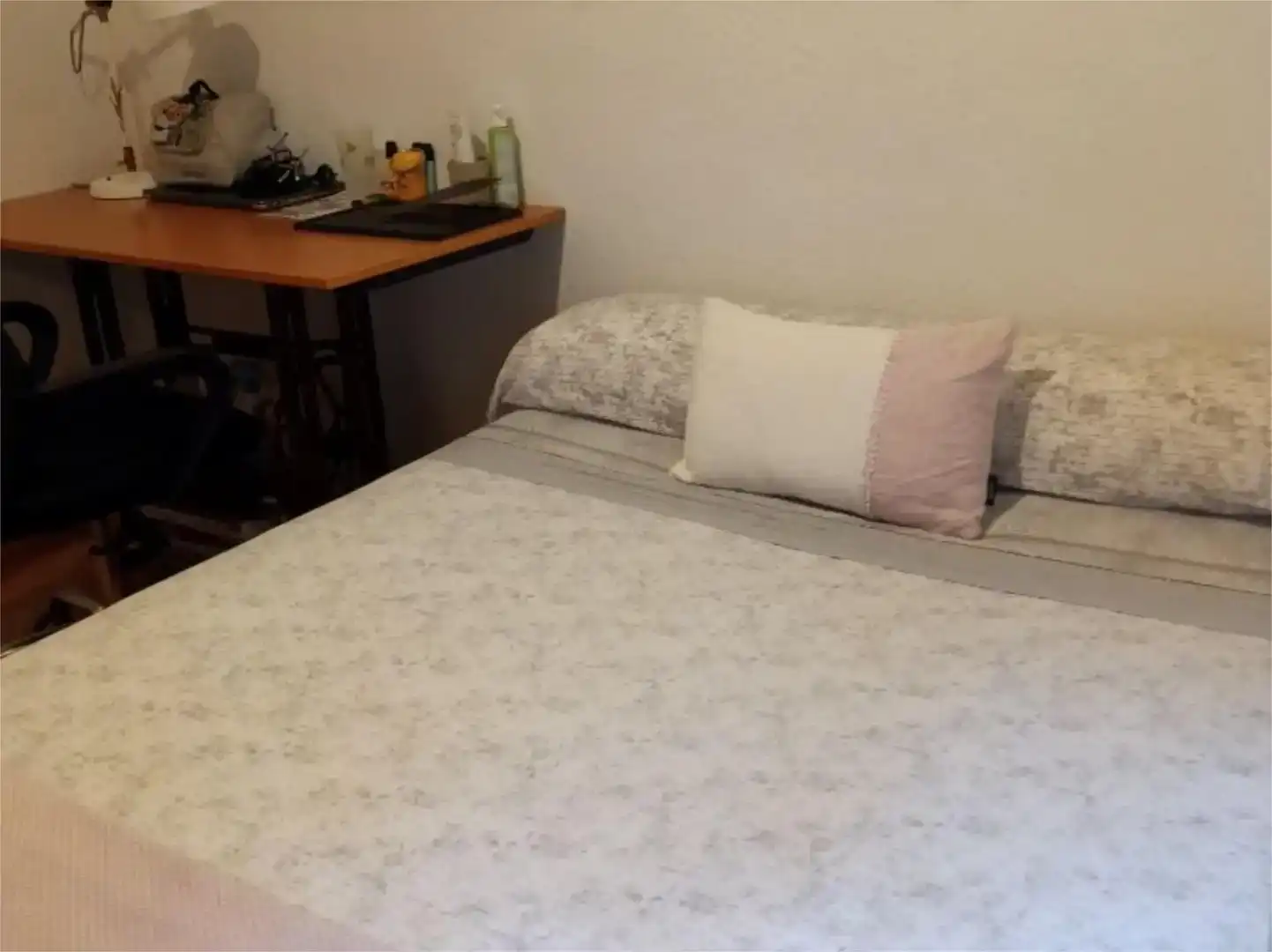 Bedroom of Flat for share in Brunete  with Air Conditioner, Private garden and Parquet flooring