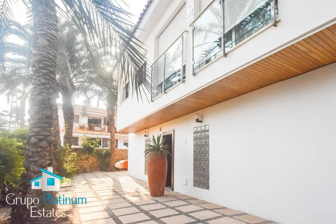 Vista exterior de Casa o xalet en venda en Águilas amb Aire condicionat, Jardí privat i Piscina