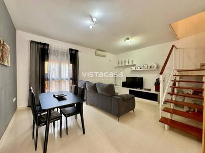 Sala d'estar de Casa adosada en venda en Mairena del Alcor amb Aire condicionat i Calefacció