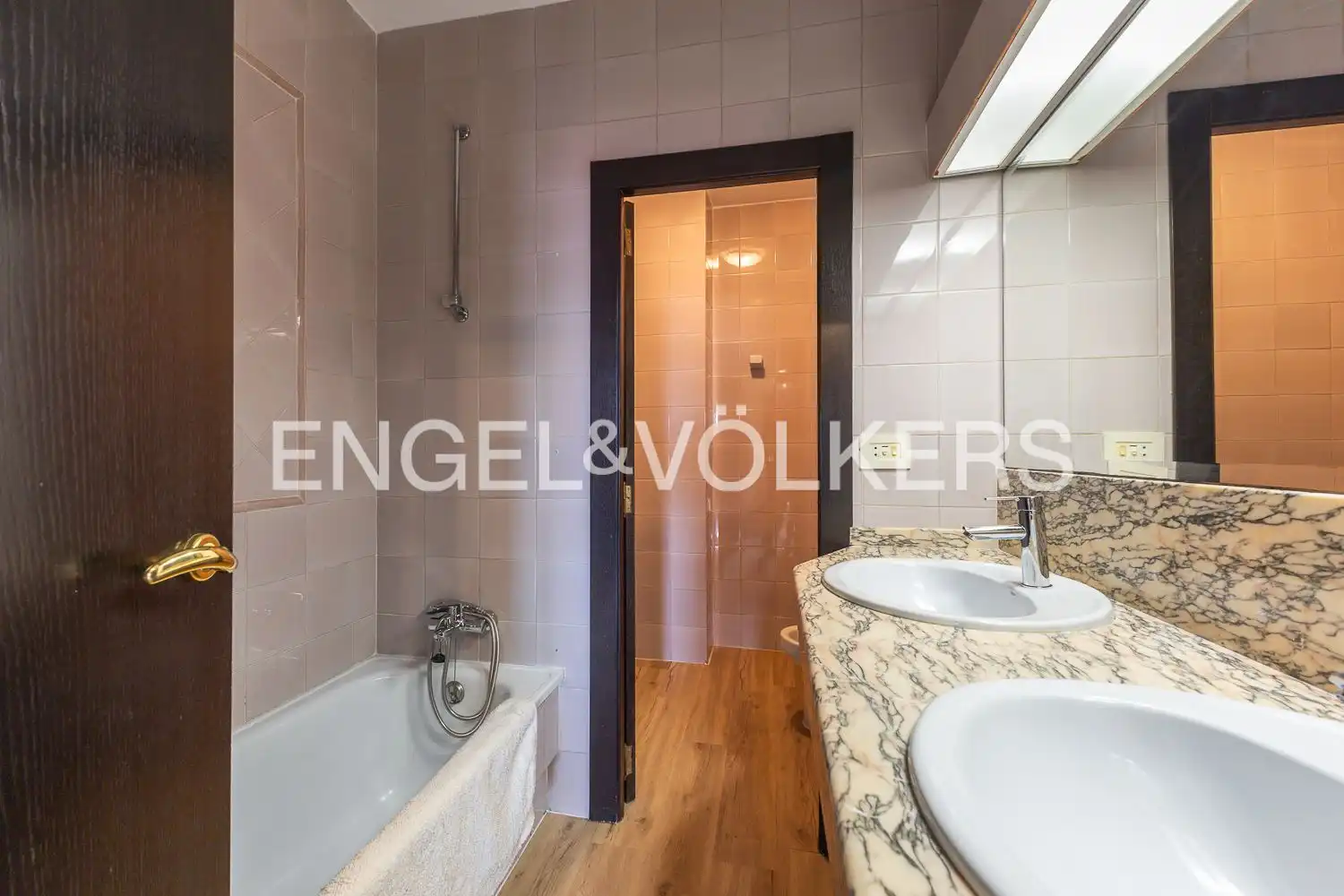 Baño de Piso en venta en Valencia con Aire acondicionado, Calefacción y Balcón