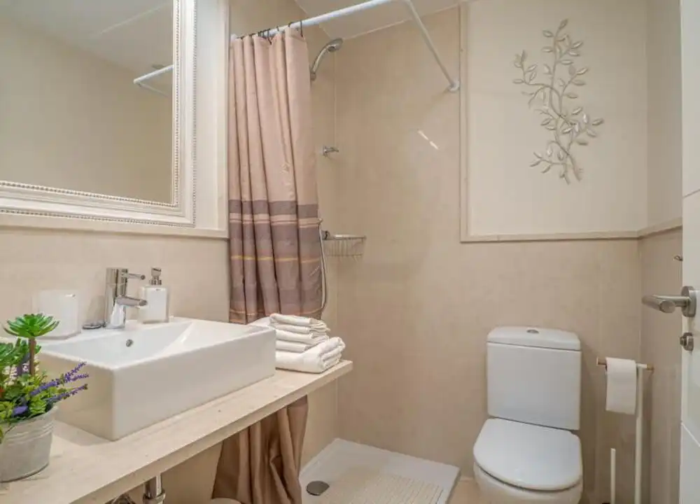 Baño de Planta baja en venta en Benahavís con Aire acondicionado, Terraza y Piscina