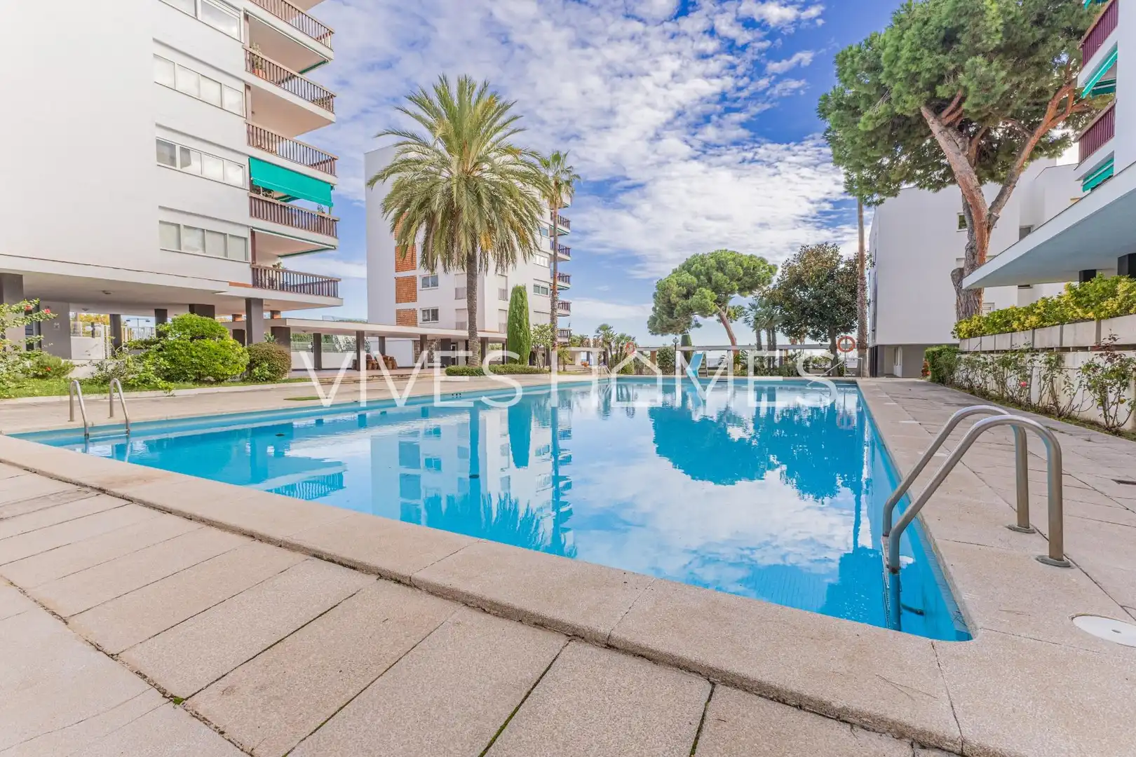 Schwimmbecken von Wohnung zum Verkauf in Sant Andreu de Llavaneres mit Klimaanlage, Heizung und Terrasse