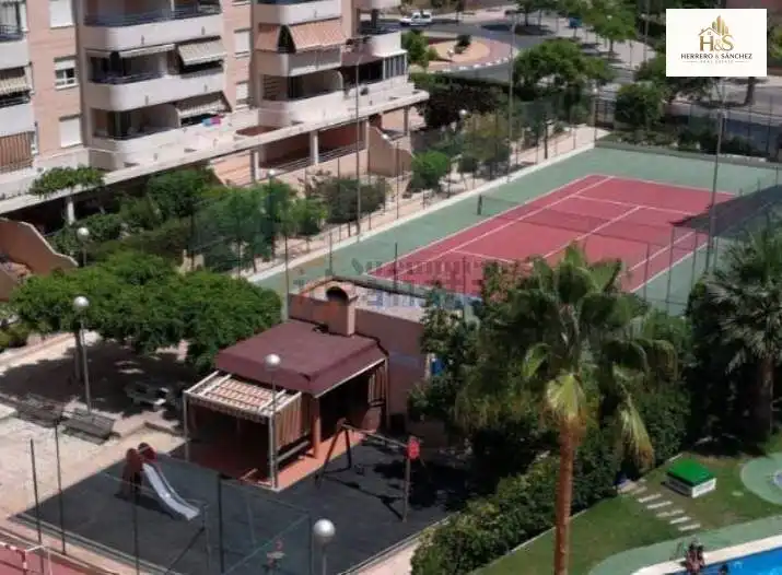 Vista exterior de Pis en venda en Alicante / Alacant amb Aire condicionat, Balcó i Piscina comunitària