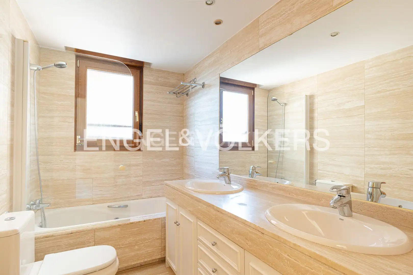 Bathroom of Flat for rent in Madrid  with Air Conditioner, Heating and Parquet flooring
