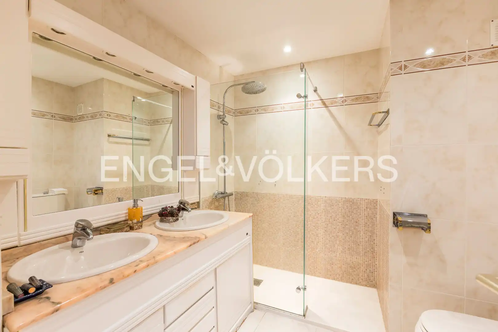 Badezimmer von Wohnung zum Verkauf in Madrid mit Klimaanlage, Heizung und Privatgarten