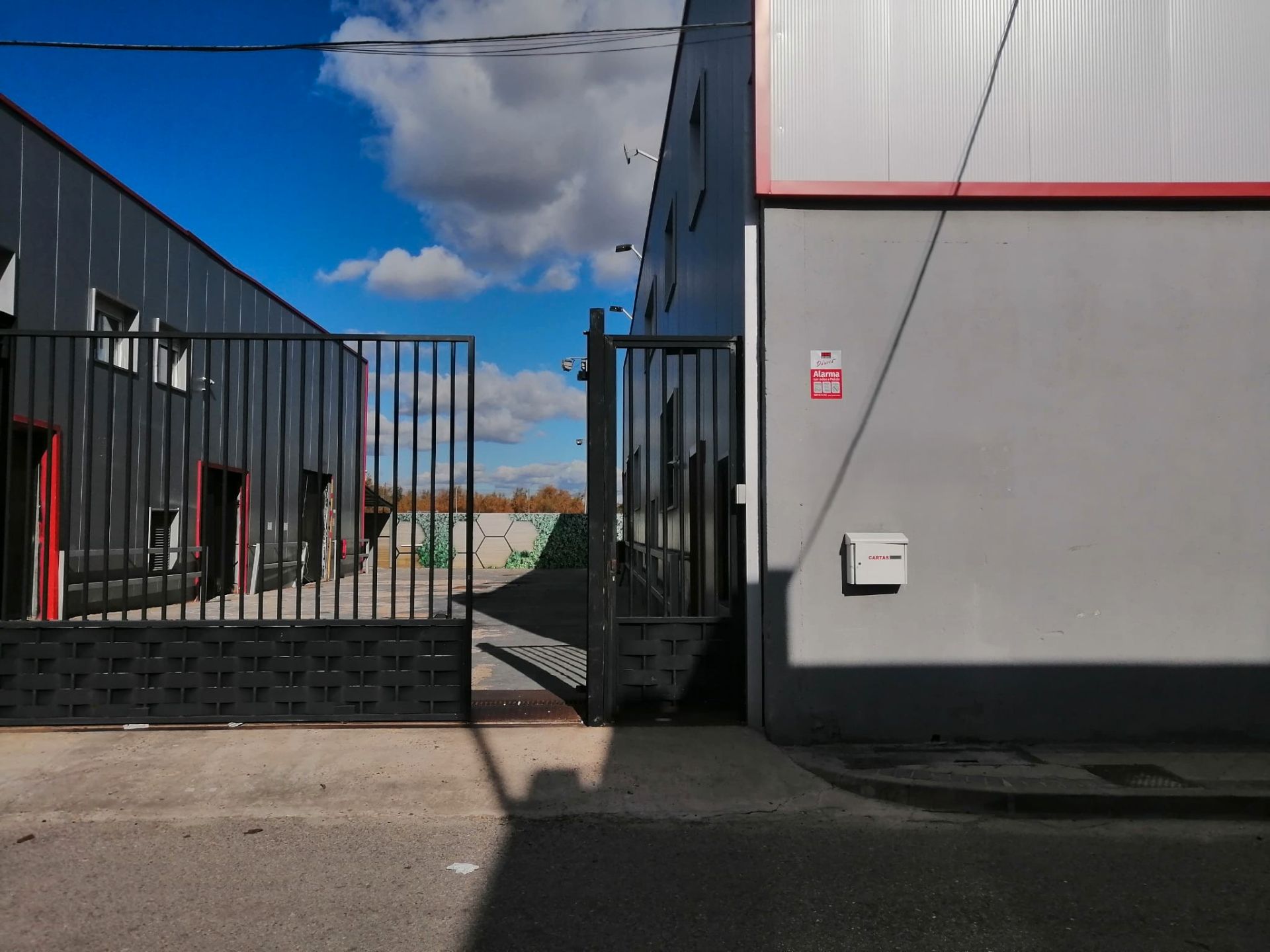 Vista exterior de Nau industrial en venda en Fuenlabrada